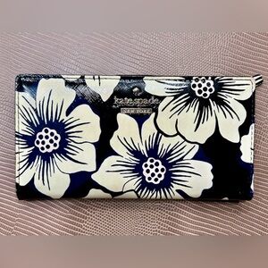 Kate Spade Black and White Floral Storyteller Wallet! Rare & hard to find.